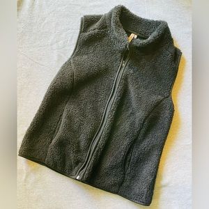 🖤 Fuzzy Vest 🖤